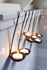 candeleros decorativos hechos con cucharones de cocina